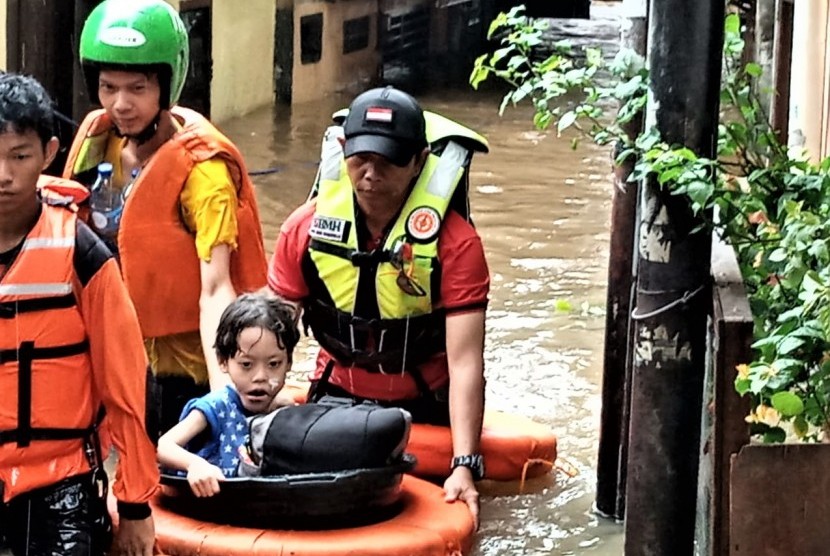 TASK Hidayatullah membantu evakuasi korban banjir di Kampung Melayu, Jakarta Timur.