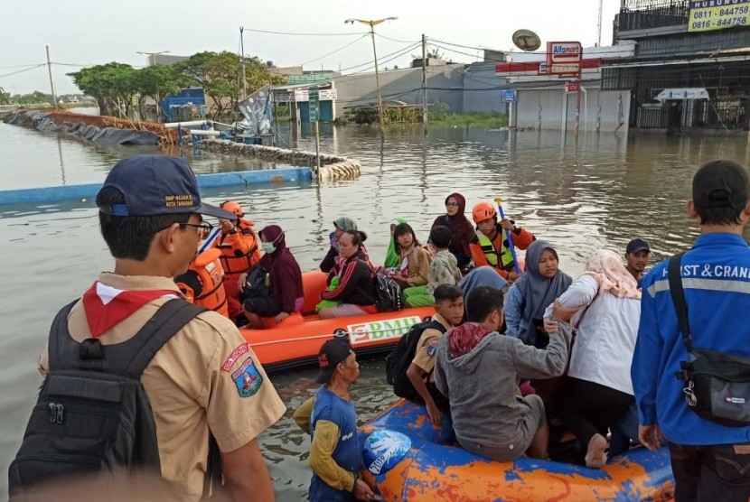 TASK Hidayatullah membantu pelajar dan warga korban banjir di Tangerang, Banten,  menyeberangi banjir dengan menggunakan perahu karet.
