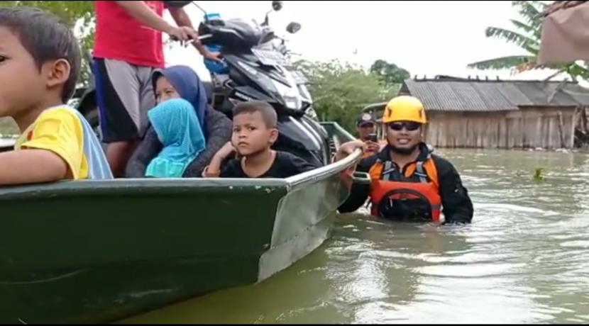 TASK Hidayatullah membatu evakuasi korban bajir Kudus sekaligus membantu menyelamatkan harta benda mereka.