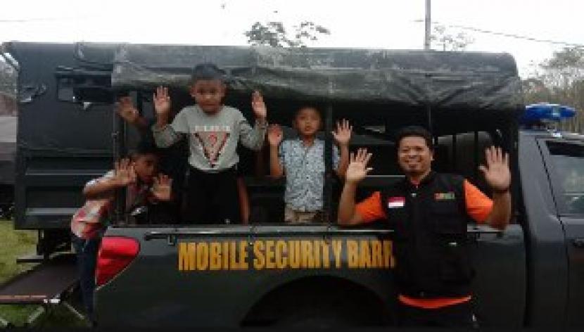 TASK Hidayatullah mengadakan trauma healing kepada anak-anak pengungsi Merapi di Sleman, Yogyakarta.