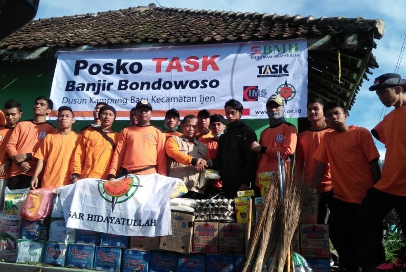 TASK Hidayatullah menyalurkan paket bantuan kepada korban banjir di Bondowoso, Jawa Timur.