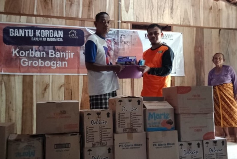 TASK Hidayatullah menyerahkan bantuan Alquran dan bingkisan untuk korban banjir di wilayah Grobogan, Jawa Tengah.