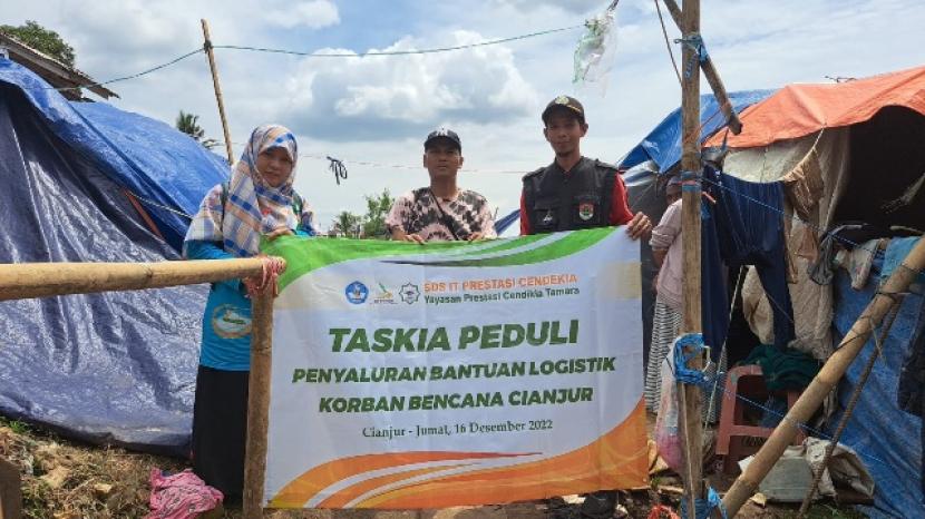 Penyaluran bantuan korban gempa Cianjur oleh Taskia Peduli.