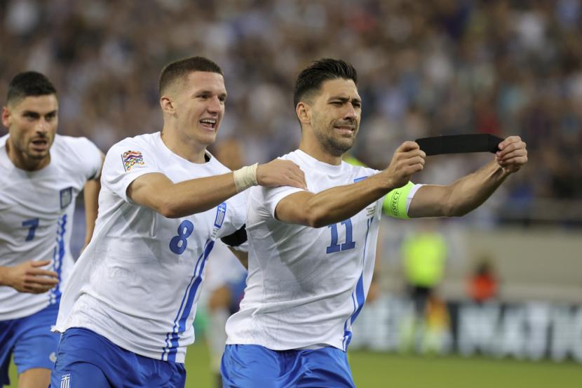 Tasos Bakasetas dari Yunani merayakan gol pembuka ke gawang Irlandia bersama Christos Tzolis (tengah) dan Giorgos Masouras (kiri) dalam pertandingan UEFA Nations League di Stadion Georgios Karaiskakis di pelabuhan Piraeus, dekat Athena, Senin, 14 Oktober 2024 dini hari WIB.