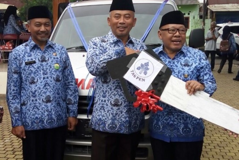 Taspen memberikan satu unit ambulans kepada Wali Kota Bekasi Rahmat Effendi (tengah) sebagai bagian dari program PKBL