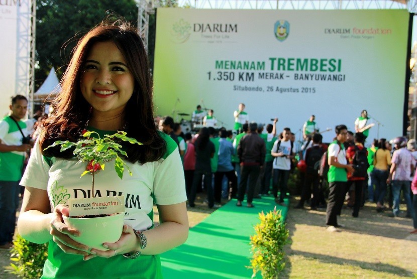 Tasya Kamila usai penanaman pohon Trembesi di Kabupaten Situbondo, Jawa Timur