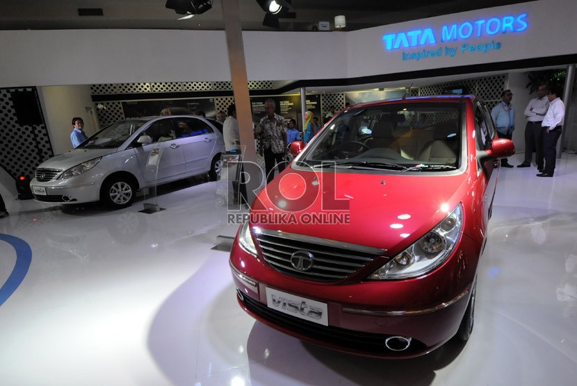  Tata Motor menghadirkan sejumlah tipe kendaraan yang baru diluncurkan dalam pameran Indonesia International Motor Show (IIMS) 2013 di JI Expo, Jakarta, Kamis (19/9). (Republika/Aditya Pradana Putra)
