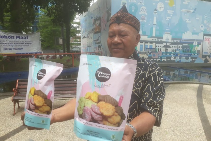Tata Santa, salah seorang pelaku usaha di Cidadap Kota Bandung yang menjual produk kuliner Kicimpring Cidadap. Sebanyak 12 orang ibu-ibu kurang mampu diberdayakan sebagai pekerja, Kamis (20/2).
