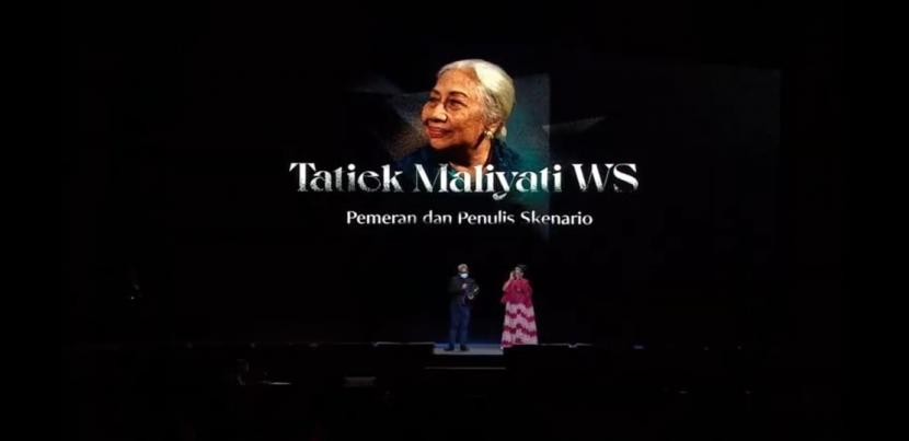 Tatiek Maliyati WS meraih penghargaan Lifetime Achievement atau Pengabdian Seumur Hidup pada Malam Anugerah Festival Film Indonesia (FFI) 2020 digelar secara fisik dengan protokol kesehatan dan pencegahan Covid-19 pada Sabtu (5/12). 