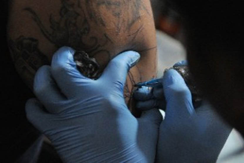 Ahli kesehatan mengingatkan ada bahan berbahaya di tinta tato. (ilustrasi)
