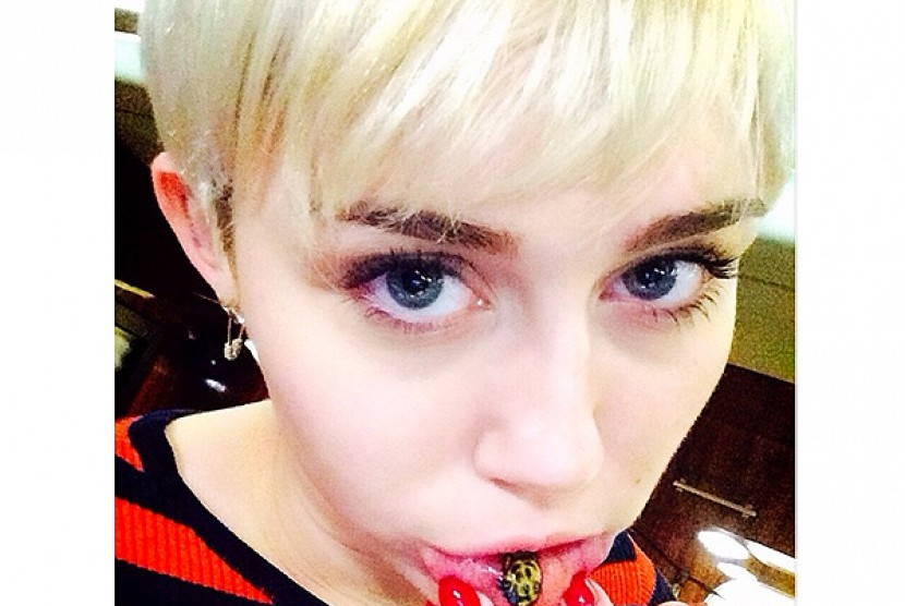 Tato kucing di lidah Miley Cyrus