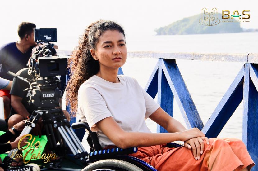 Tatyana Akman, pemeran Gloria, dalam film Glo, Kau Cahaya. Film yang disutradarai Ani Ema Utami ini menceritakan kisah seorang atlet perempuan Papua yang berusaha bangkit dari depresi akibat kehilangan orang tua dan kelumpuhan kaki. 