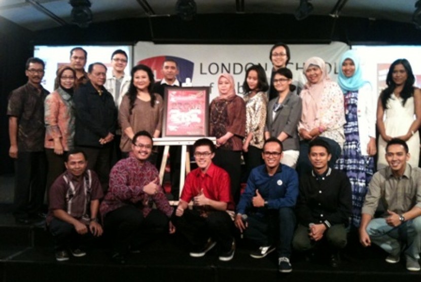 Taufan (depan, berbatik) dan William (depan, baju merah) bersama dekan, dosen LSPR dan para inspirator penyumbang tulisan di buku 'Proud and Rise'.