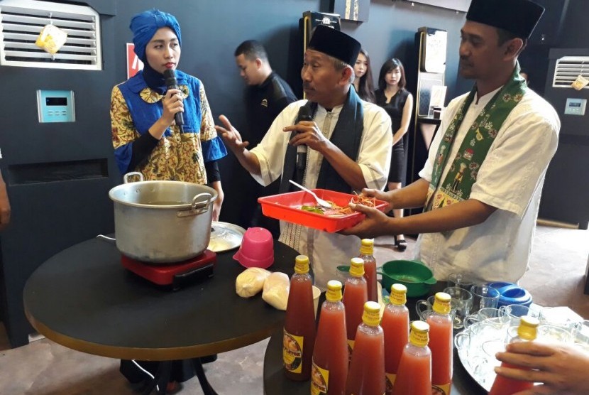 Taufiq Abdullah, pemilik bir pletok merk AB, memperagakan cara membuat bir pletok di Paviliun Mahakarya Indonesia Jakarta Fair, Sabtu (8/7).