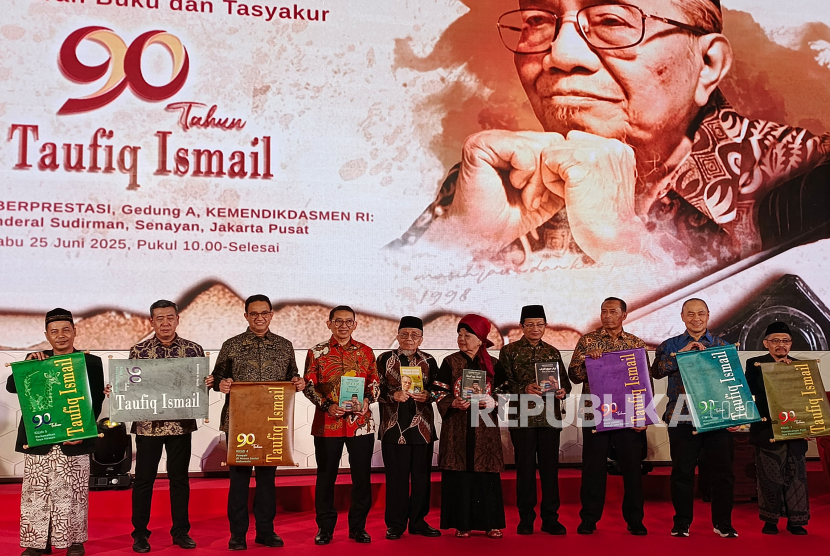 Taufiq Ismail (kelima dari kiri) saat menghadiri acara tasyakur 90 tahun sang penyair di kantor Kementerian Kebudayaan RI, Jakarta, Rabu (25/6/2025).