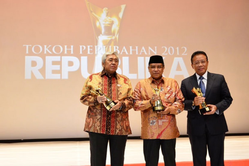 From left to right:  Chairman of the People's Consultative Assembly, Taufiq Kiemas; Coordinating Minister of Politics, Laws and Security Djoko Suyanto; and Chairman of Nahdlatul Ulama, Saiq Aqil Siradj receive Republika's Agent of Change Awards on Tueday. 