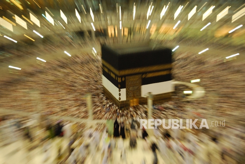 Tawaf  di masjidil Haram Mekkah