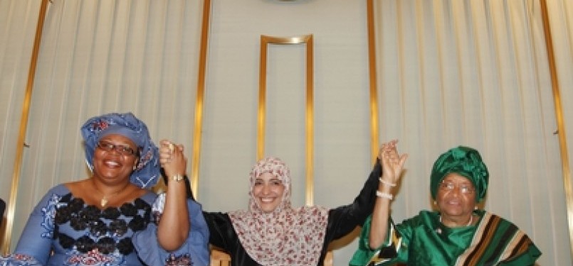 Tawakkol Karman, aktivis di Yaman (tengah); Leymah Gbowee, aktivis perdamaian Liberia (kiri); dan Presiden Liberia Ellen Johnson-Sirleaf (kanan), mengangkat tangan bersama dalam konferensi pers, di Oslo.