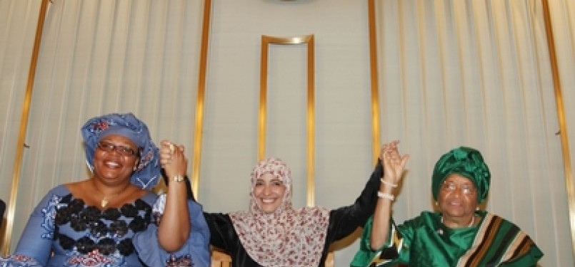 Tiga wanita pemenang Nobel 2011; Tawakkol Karman, aktivis di Yaman (tengah); Leymah Gbowee, aktivis perdamaian Liberia (kiri); dan Presiden Liberia Ellen Johnson-Sirleaf (kanan), mengangkat tangan bersama dalam konferensi pers, di Oslo.