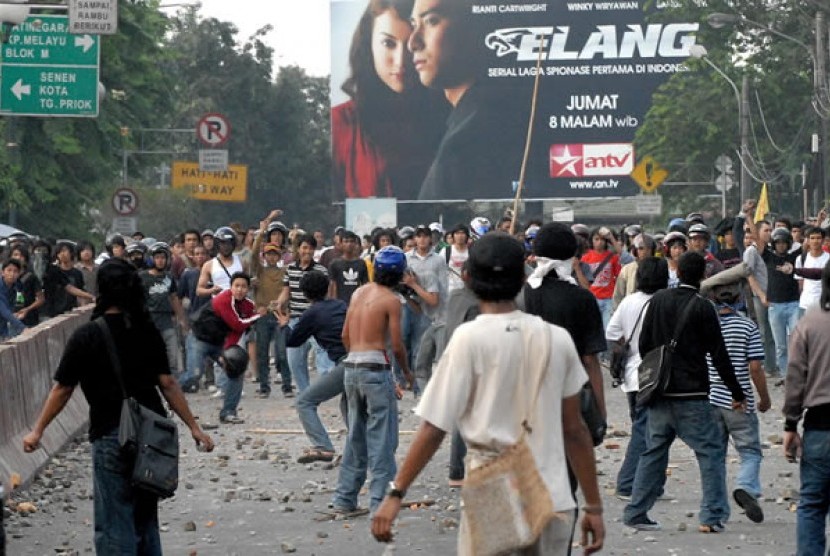 Tawuran (ilustrasi). Kepolisian Daerah Sumatra Selatan mengimbau orang tua di provinsi setempat untuk meningkatkan pengawasan terhadap anaknya untuk mencegah mereka melakukan tindakan pelanggaran hukum dan aksi tawuran.