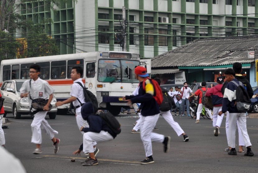 Ilustrasi tawuran pelajar. Sesuai Pergub DKI Jakarta, siswa yang ketahuan ikut tawuran terancam dicabut KJP miliknya.