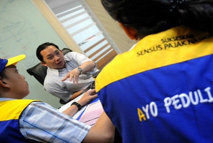 Tax officers (in blue uniform) are doing a census in an office area in Senayan City, Jakarta, recently.  The national census 2012 aims at listing new taxpayers to increase tax reciepts.     