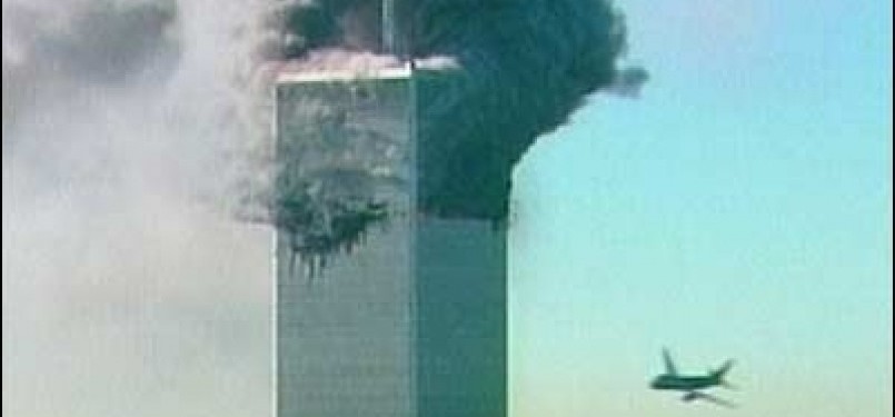 Tayangan televisi saat pesawat hendak menubruk gedung WTC 11 September 2001