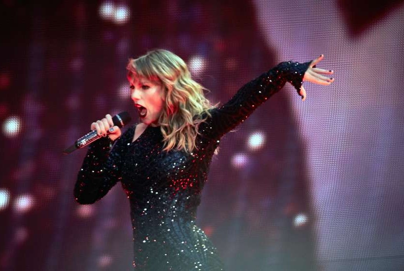 Taylor Swift. Film konser Taylor Swift: The Eras Tour sudah mengantongi pendapatan tinggi, bahkan sebelum tayangan itu resmi hadir di bioskop.  