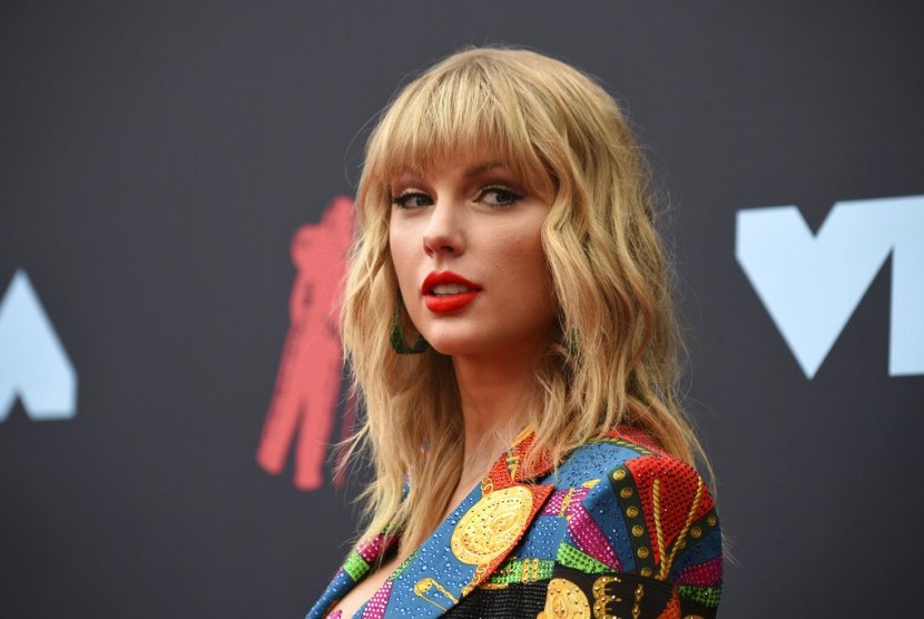 Taylor Swift mengirimkan kardigan dari album Folkore-nya untuk putri mendiang Kobe Bryant.