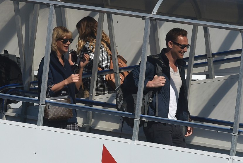 Taylor Swift dan Tom Hiddleston saat tiba di Bandara Gold Coast, Queensland, Australia, Juli 2016.