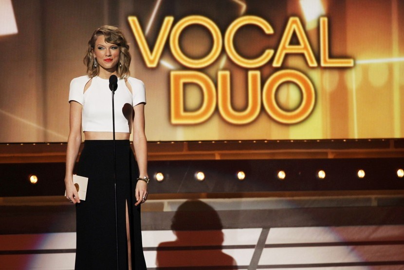 Taylor Swift di ACM Awards.