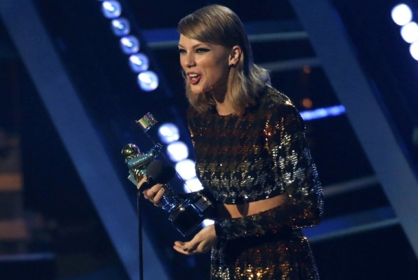 Taylor Swift saat menerima penghargaan di MTV Video Music Award di Los Angeles, Sabtu (30/8) waktu AS.