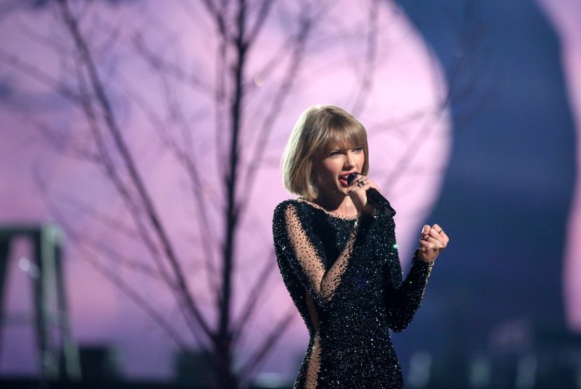 Taylor Swift saat tampil di panggung Grammy Awards.