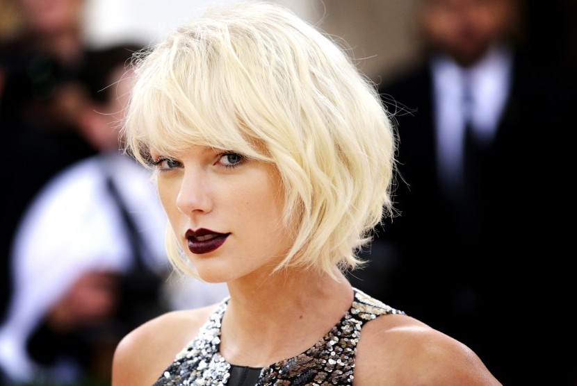 Taylor Swift, salah satu selebritas dengan rambut berponi.