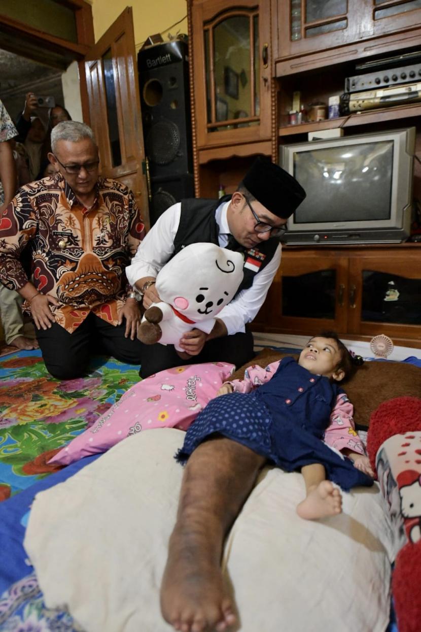 Tazkiatul Aziziyah (5 tahun) di diagnonasi mengidap penyakit kanker ganas pada kaki kanannya. 