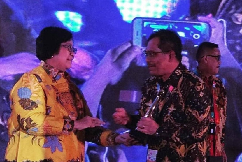 TBBM Bandung Group menerima penghargaan Proper kategori Emas yang diserahkan langsung oleh Menteri Lingkungan Hidup dan Kehutanan, Siti Nurbaya Bakar di Hotel Bidakara, Jakarta, Kamis (27/12).