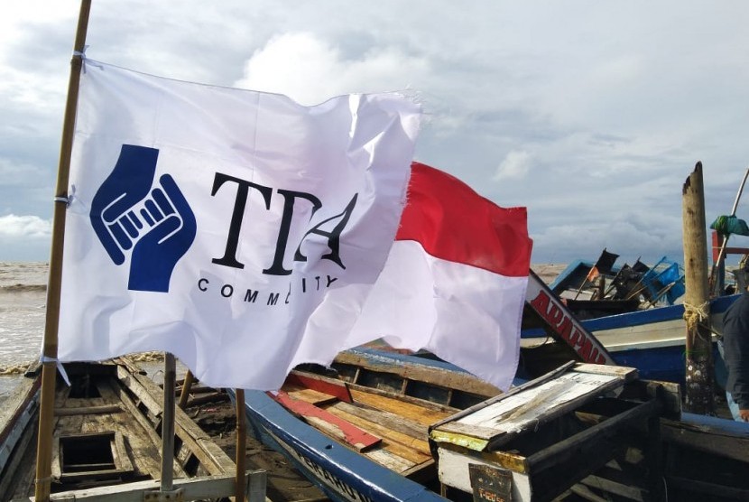TDA dan Rumah Zakat memberikan bantuan perahu untuk penyintas tsunami Pandeglang.