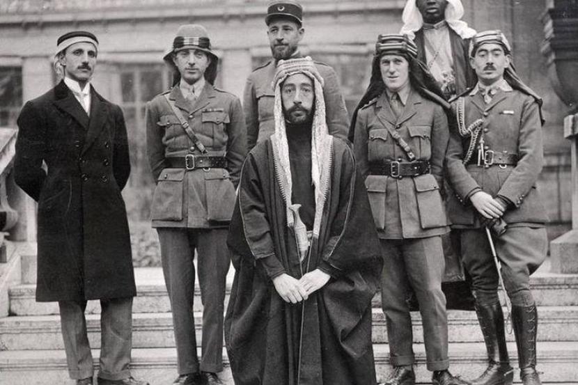 TE Lawrence atau Lawrence of Arabia (baris kedua, nomor dua dari kanan) saat hadir dalam pesta yang digelar Emir Faisal di Versailles