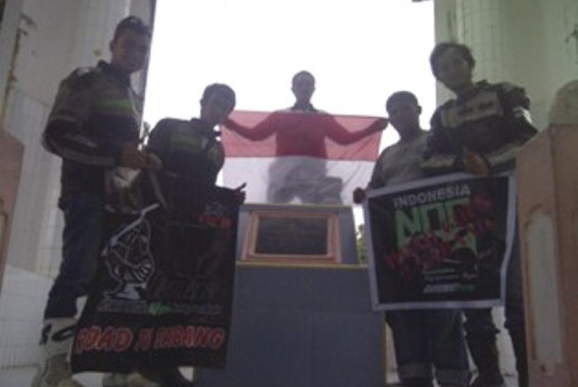 Team Touring mengibarkan bendera Merah Putih serta bendera Community dan Club di Tugu Titik Nol KM.