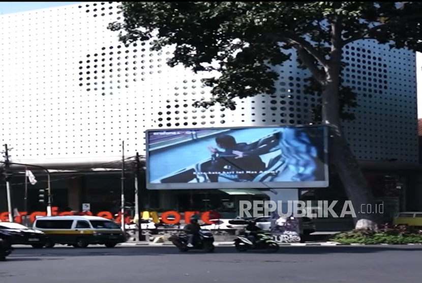 Teaser via Videotron di Jalan Ir Juanda, Kota Bandung yang Menampilkan Pemain Persib, Adam Alis Sedang Duduk di Stadiun GBLA