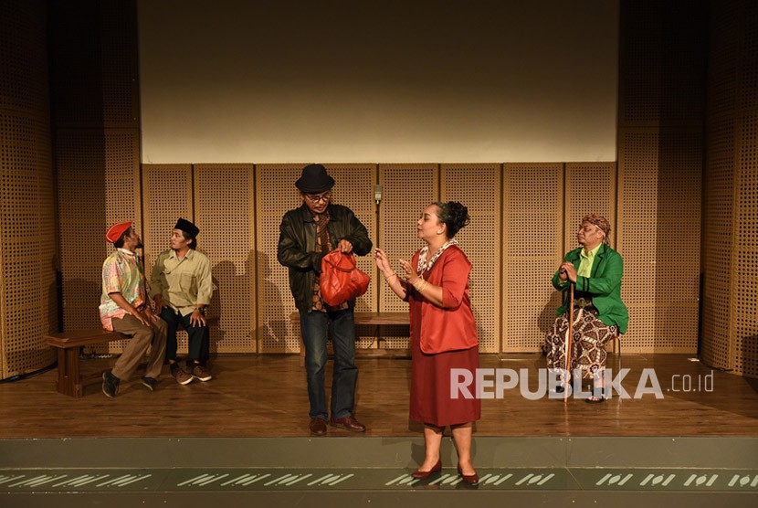 Teater Gandrik tampilkan lakon Pensiunan di Auditorium Galeri Indonesia Kaya.