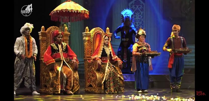 Teater Koma mempersembahkan lakon Savitri sebagai salah satu rangkaian Festival 44. Savitri hadir secara virtual di saluran YouTube Teater Ko