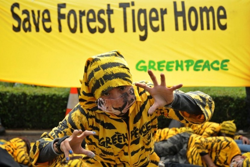 Teaterikal Save Tigers oleh aktivis Greenpeace