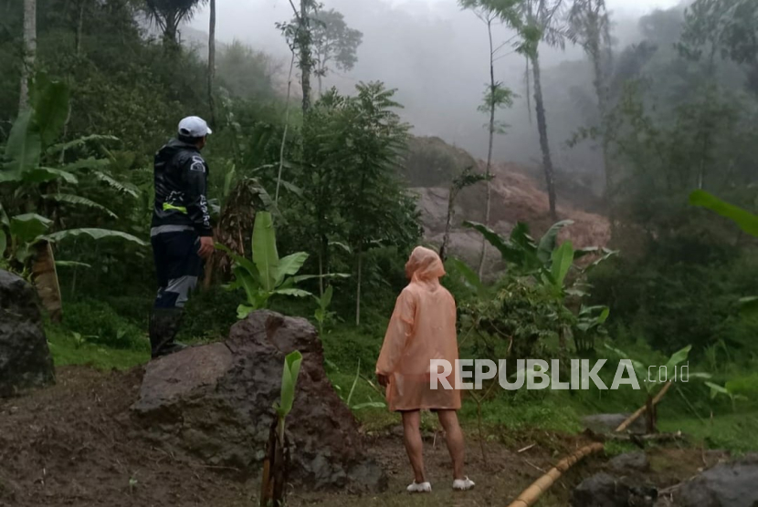 Tebing di Kampung Gintung, RT 04/07, Desa Cibenda, Kecamatan Cipongkor, Kabupaten Bandung Barat Longsor dan Mengancam Rummah Warga pada Jumat (24/10/2025).