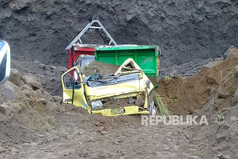 Tebing longsor di area pertambangan pasir di Kecamatan Cangkringan, Kabupaten Sleman, DIY, Senin (2/4).