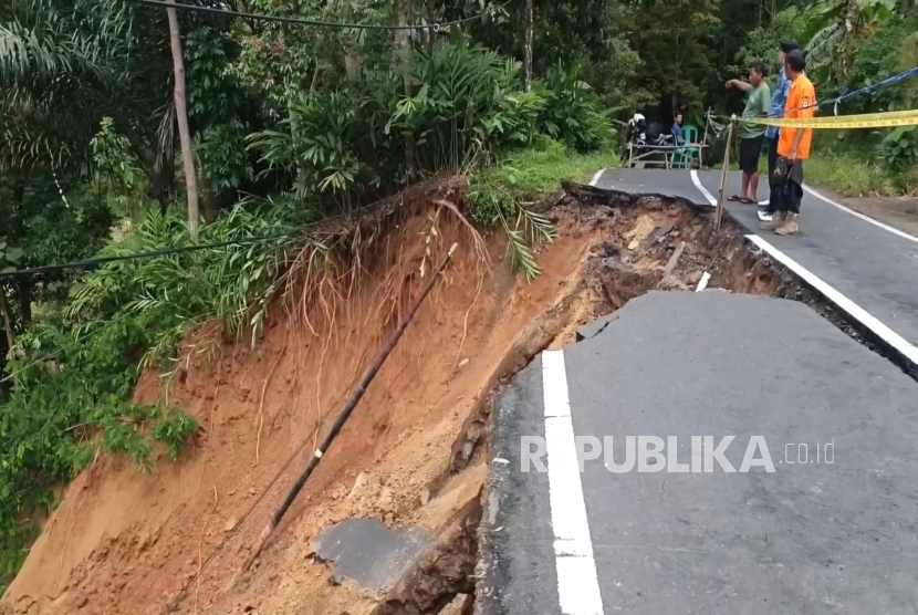 Tebing penahan jalan raya penghubung Cipasung dan Subang di Desa Cimenga, Kecamatan Darma, Kuningan, Jumat (14/11/2025)
