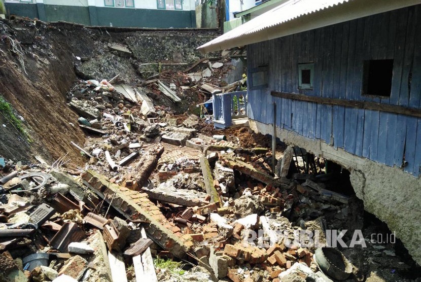 Tebing sekitar enam meter di belakang bangunan SDN Pasir Halang 1 Sukaraja, Kabupaten Sukabumi longsor, Sabtu (4/3) sore. Dampaknya, satu bangunan madrasah rusak dan seorang warga mengalami luka-luka.