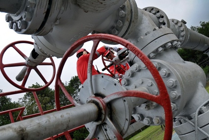 Technicians check facility belongs to Pertamina Geothermal Energy company in Bandung. Indonesia has 40 percent of the world's geothermal reserve. (illustration) 