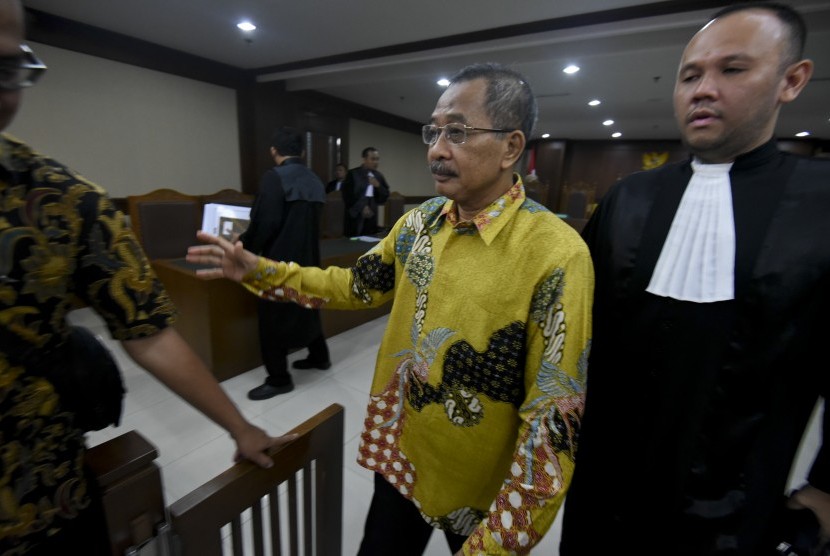 Tedakwa kasus suap kepada Hakim Pengadilan Tinggi Manado Sudiwardono (tengah) meninggalkan ruang sidang usai menjalani sidang dakwaan di Pengadilan Tipikor, Jakarta, Rabu (28/2). 