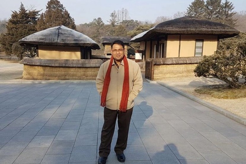 Teguh Santosa di rumah kelahiran pendiri Korea Utara, Kim Il Sung.